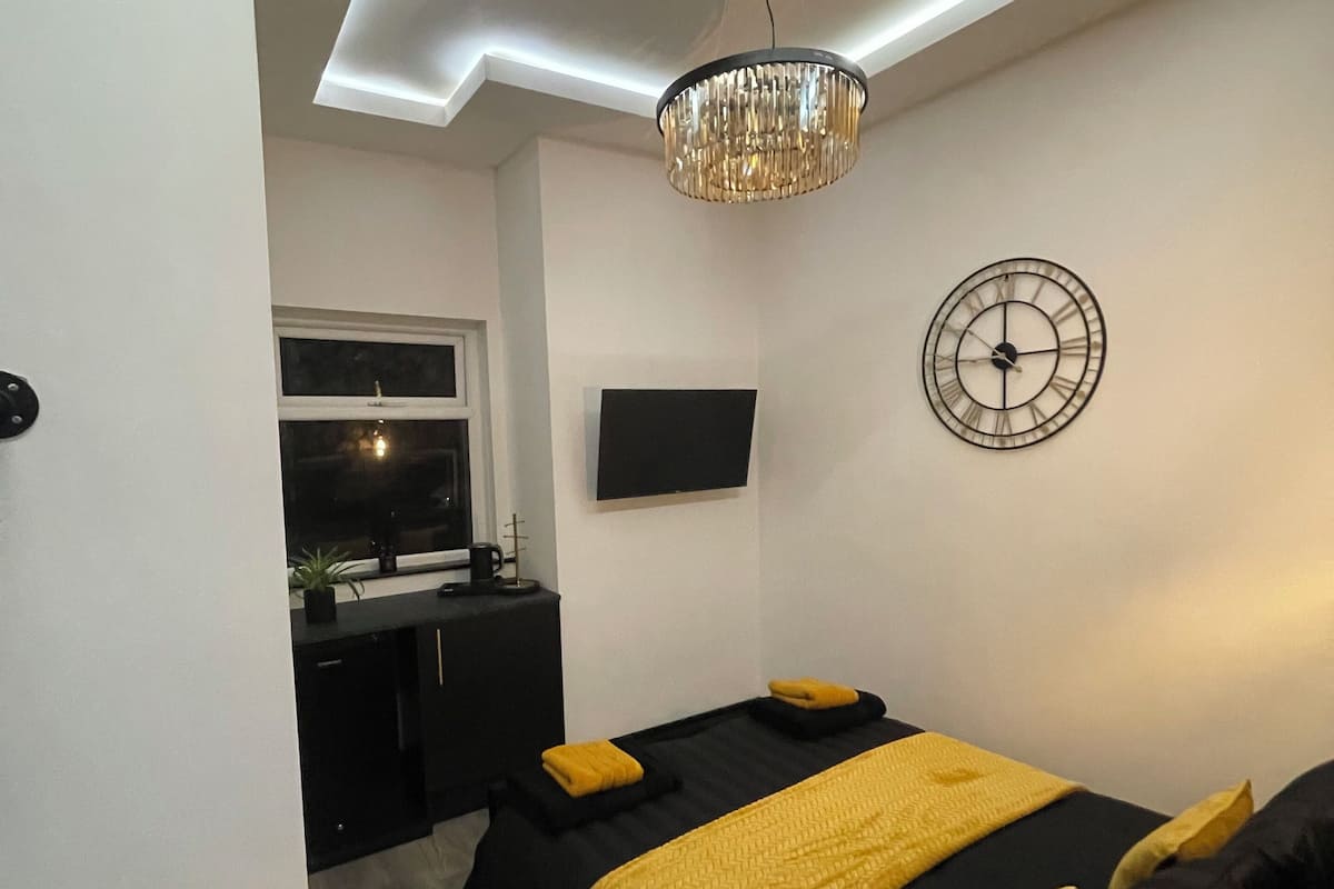 Luxury Room, 1 Double Bed | Iron/ironing board, free WiFi, individually decorated