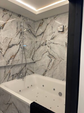 Suite estudio Royal | Baño | Regadera, regadera tipo lluvia, amenidades de baño gratuitas 