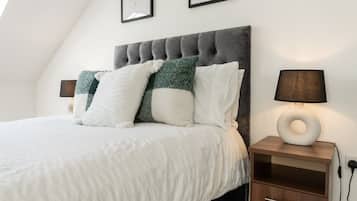 1 habitación, escritorio, tabla de planchar con plancha y internet