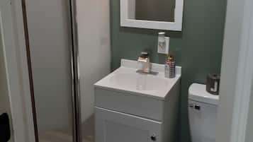 Secadora de cabello, toallas, jabón, shampoo