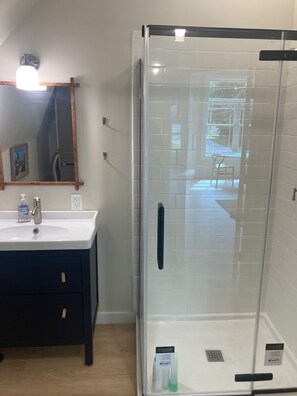 Doccia, asciugacapelli, asciugamani, sapone