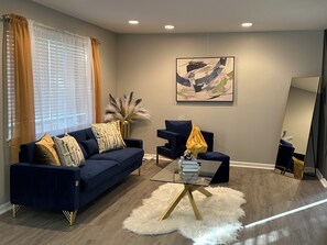 Smart TV, chimenea, videojuegos y libros 