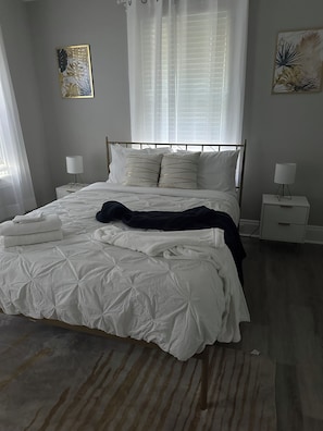 4 makuuhuonetta, silitysrauta/-lauta, ilmainen Wi-Fi, vuodevaatteet