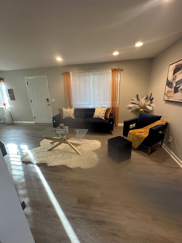 Smart TV, caminetto, videogiochi, libri