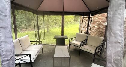 Family entertainment home centrally located close to downtown and Kings island