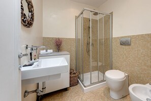 Dusj, hårføner, bidé og håndklær