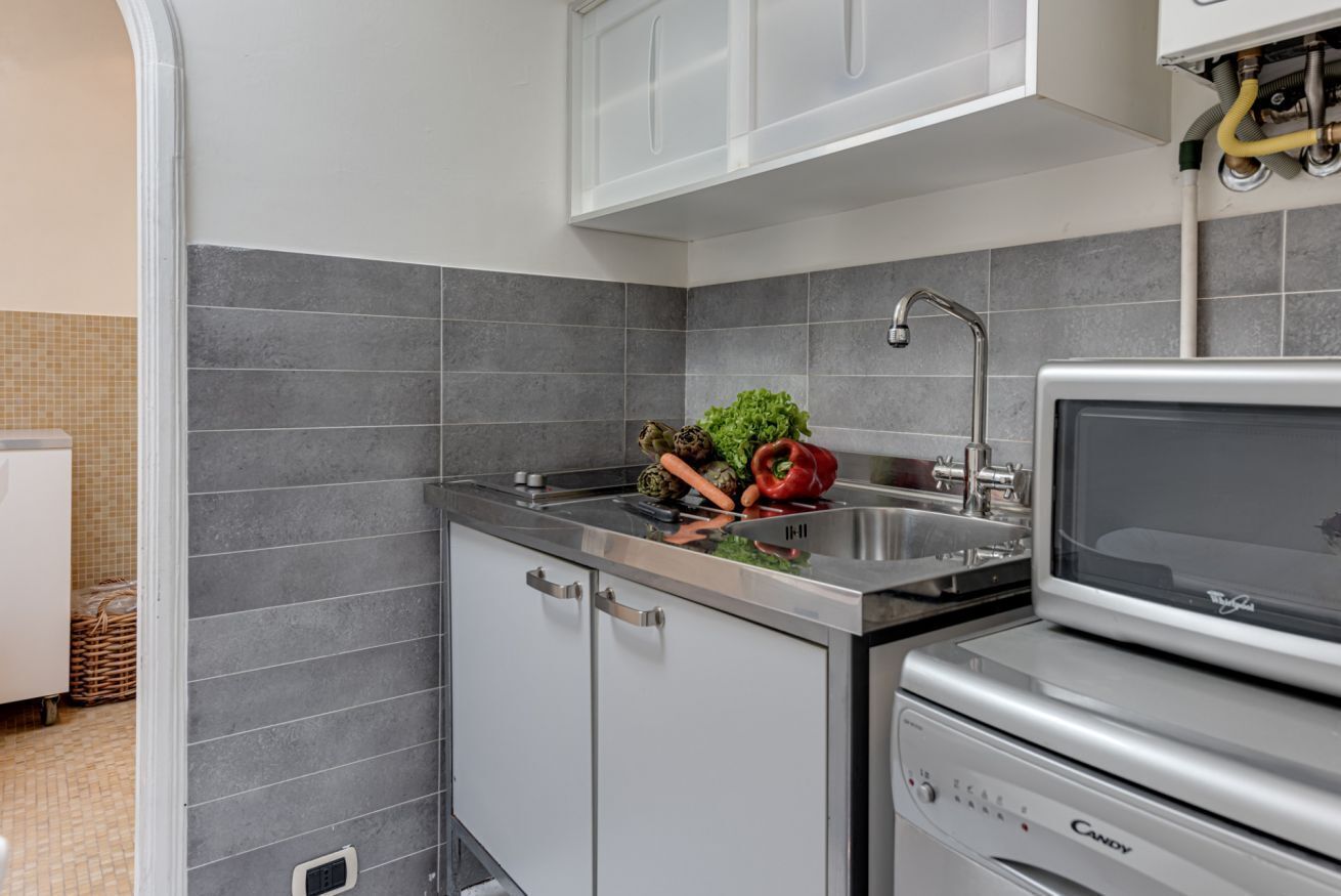 Frigorífico, microondas, placa de cocina y lavavajillas