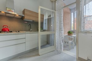 Private kitchen - Apartment located on the ground floor of a building, with a total of 5 floors, without a lift (there are 5 steps at the entrance).In 80 sqm of space it comfortably accommodates 6 people.The property enjoys a privileged location, in a quiet residential ne (Ferrara)