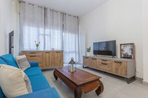 Living area - Apartment located on the ground floor of a building, with a total of 5 floors, without a lift (there are 5 steps at the entrance).In 80 sqm of space it comfortably accommodates 6 people.The property enjoys a privileged location, in a quiet residential ne (Ferrara)