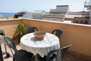 Outdoor dining - GuestHost - Corso Garibaldi - Castellammare Cozy Apt x3 (Castellammare del Golfo)