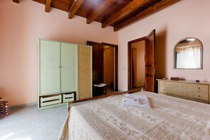 1 camera, ferro/asse da stiro, lenzuola