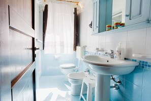 Bruser, hårtørrer, bidet, håndklæder