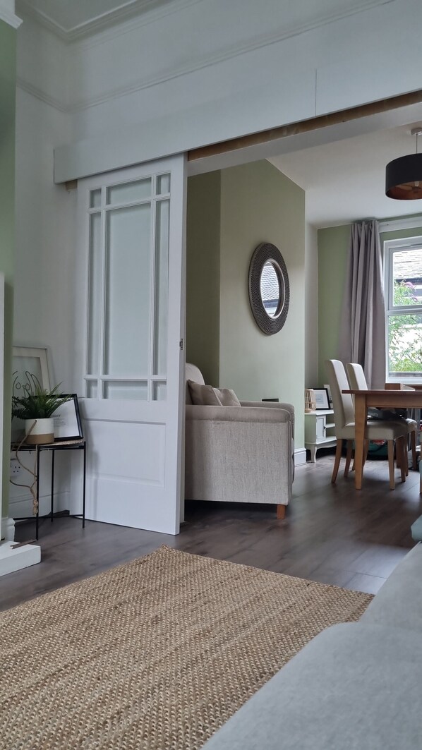 Smart-TV, bøker, musikkbibliotek og filmbibliotek