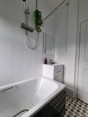 Secador de pelo, toallas, jabón, shampoo