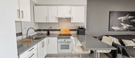 Een koelkast, een oven, een kookplaat, een koffiezetapparaat/waterkoker