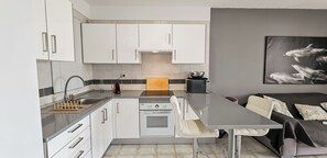 Fridge, oven, stovetop, coffee/tea maker - Sunny Garden 1 BR Apartment Arona (Santa Cruz de Tenerife)