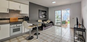 Kühlschrank, Ofen, Herdplatte, Wasserkocher mit Kaffee-/Teezubehör