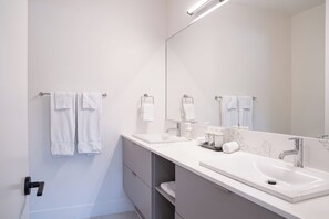 Apartment | Badezimmer | Haartrockner, Handtücher, Seife, Toilettenpapier