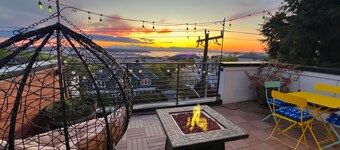 Sunsets, Mountains and Bay Magic,  fire pit & BBQ oRooftop Delight!
