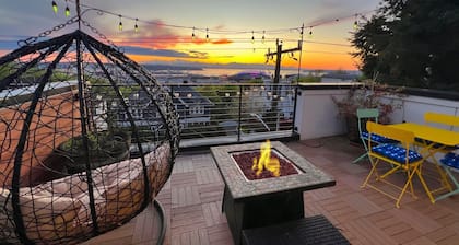 Sunsets, Mountains and Bay Magic, fire pit & BBQ oRooftop Delight!