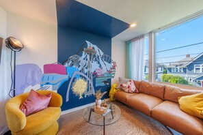 Smart TV, fireplace, books - Rooftop•Mural•1GB•Parking•AC•FIFAStadiums•W/D•BBQ•Mountain&Bay Views•New Kitchen (Seattle)