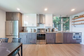 Refrigerador, microondas, horno y parrilla de estufa 