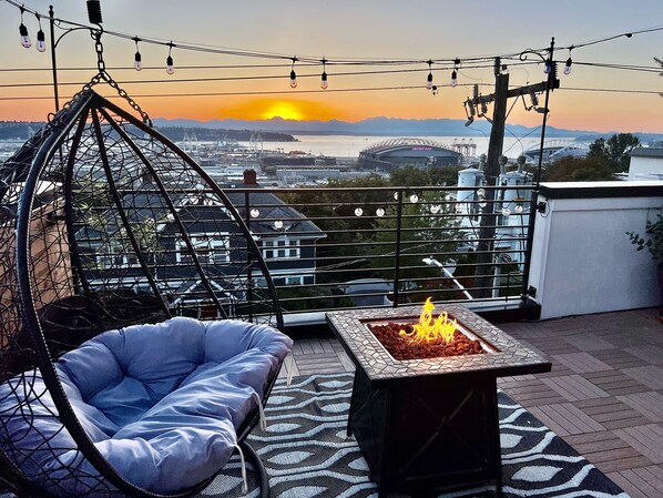 Terrace/patio - Rooftop•Mural•1GB•Parking•AC•FIFAStadiums•W/D•BBQ•Mountain&Bay Views•New Kitchen (Seattle)
