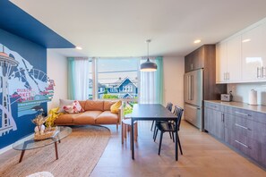 Smart TV, chimenea y libros 