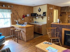 Kühlschrank, Mikrowelle, Herdplatte, Wasserkocher mit Kaffee-/Teezubehör