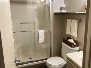 Dusche, Haartrockner, Handtücher