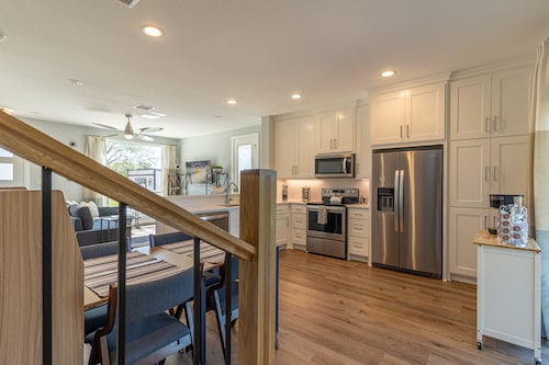 Modern house only minutes away from Fossil Rim Wildlife Center & Dinosaur Park.
