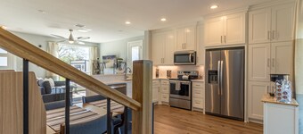 Modern house only minutes away from Fossil Rim Wildlife Center & Dinosaur Park.
