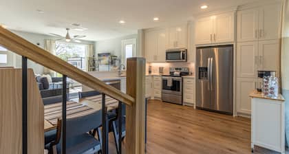 Modern house only minutes away from Fossil Rim Wildlife Center & Dinosaur Park.