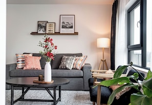 Condo | Área de estar | TV de tela plana 40 polegadas com canais digitais