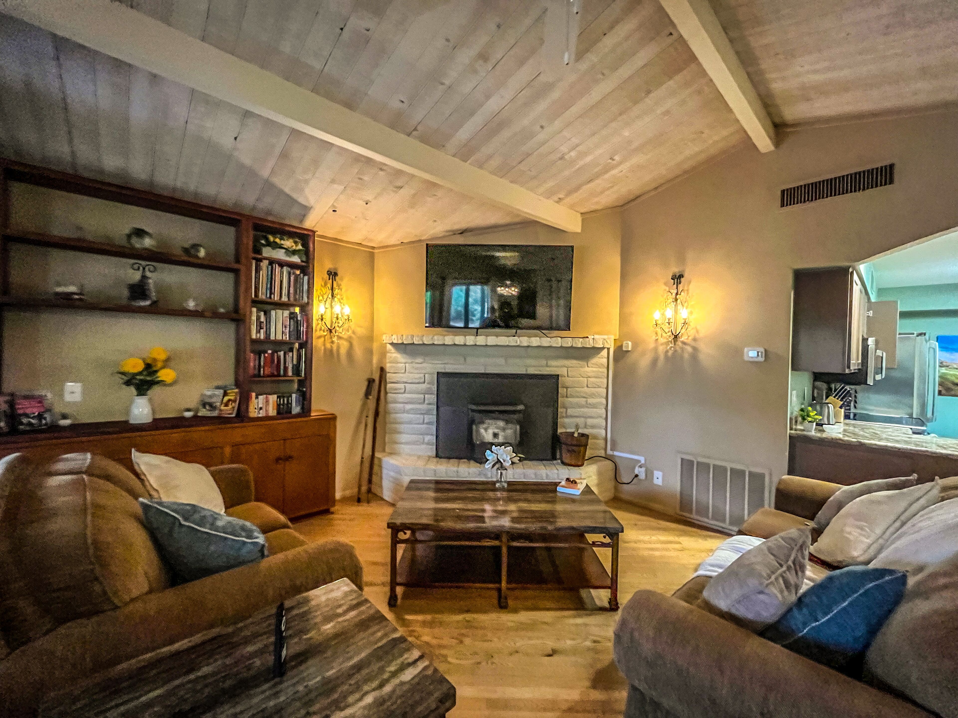 スマートテレビ、暖炉、書庫