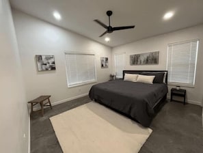 3 bedrooms, bed sheets - The Point a modern Retreat at Table Rock Lake - two blocks from water (Eagle Rock)