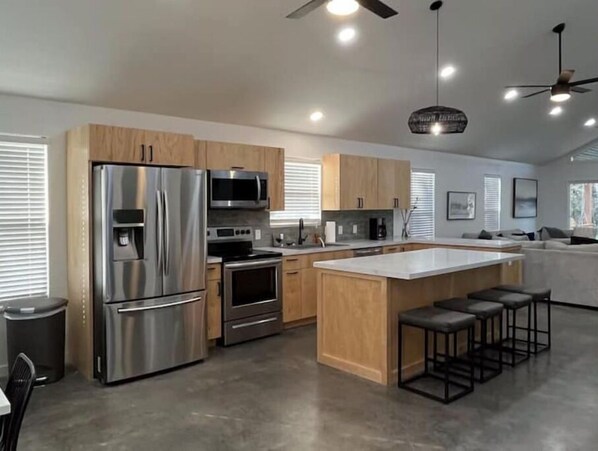 Fridge, microwave, oven, stovetop - The Point a modern Retreat at Table Rock Lake - two blocks from water (Eagle Rock)