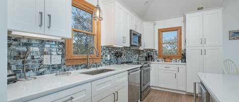 Réfrigérateur, four à micro-ondes, un four, surface de cuisson