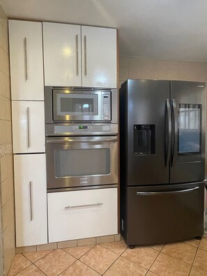 Een koelkast, een magnetron, een oven, een kookplaat