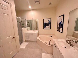 Shower, towels, soap - Beautiful condo in stunning Fiddlers Creek, minutes to 5th Ave & the beach! (Naples)