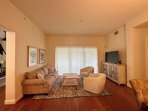 TV - Beautiful condo in stunning Fiddlers Creek, minutes to 5th Ave & the beach! (Naples)