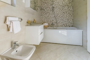 Badewanne, Haartrockner, Bidet, Handtücher