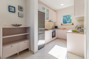 Fridge, microwave, oven, stovetop - Vila Lotus 13k by Istrabook (Pula)