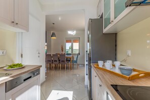 Fridge, microwave, oven, stovetop - Vila Lotus 13k by Istrabook (Pula)