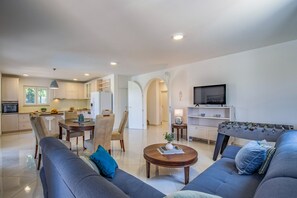 TV - Villa Lotus 13E with private pool and jacuzzi. (Pula)