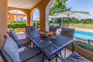 Outdoor dining - Villa Lotus 13E with private pool and jacuzzi. (Pula)
