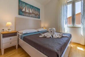 4 عدّة غرف نوم وخدمة الإنترنت وملاءات أسرّة