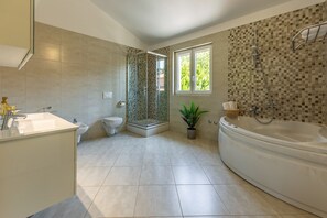 Baignoire, sĂšche-cheveux, bidet, serviettes fournies