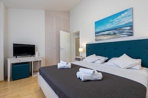 3 bedrooms, internet, bed sheets