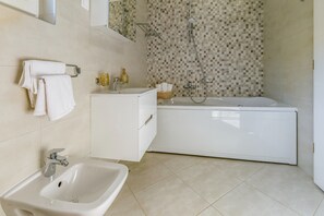 Badewanne, Haartrockner, Bidet, HandtĂŒcher